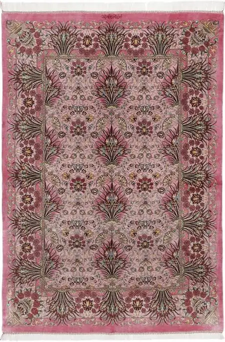 Tapis rose ancien à arbustes stylisés, bordure rose foncé